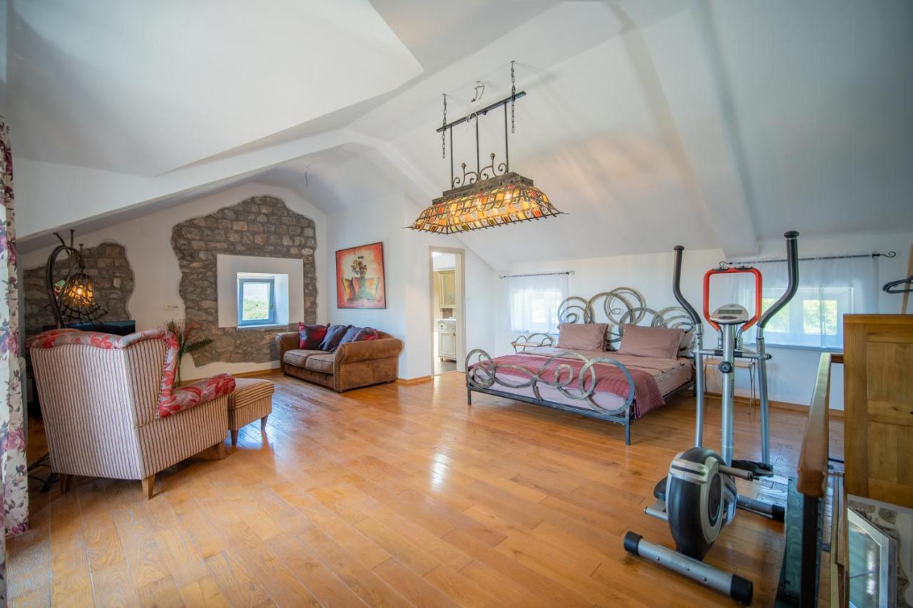 Villa Toscana With A Pool Тиват Екстер'єр фото